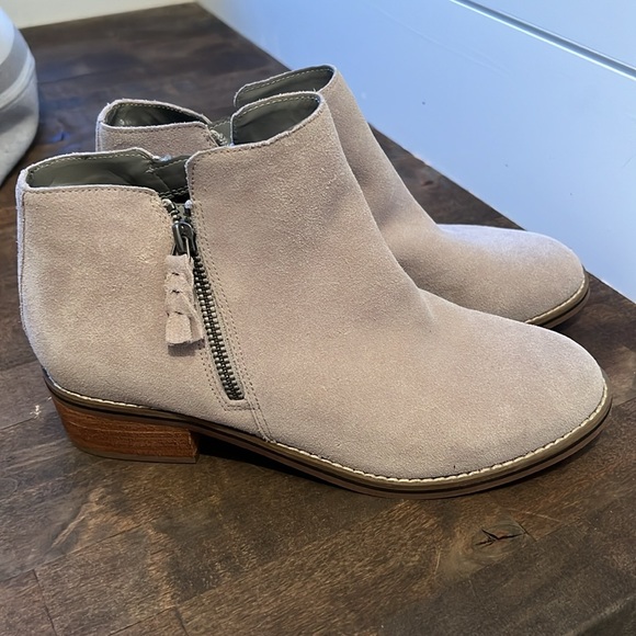 Brand new, never worn. Grey shoe boot. Excellent condition. Waterproof - Picture 5 of 8